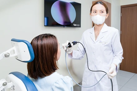 Bác sĩ nội soi tai mũi họng xác định nguyên nhân viêm đường hô hấp trên.