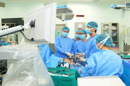 Các bác sĩ tiến hành phẫu thuật ghép gan cho bệnh nhân. 