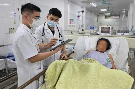 Các bác sĩ Khoa Hồi sức tích cực thần kinh theo dõi sát sao từng chỉ số, diễn biến của bệnh nhân.