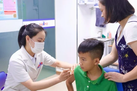 Tiêm vaccine phòng cúm cho trẻ khi vào mùa tựu trường.