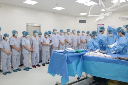 Các bác sĩ tri ân người hiến tạng trước khi thực hiện lấy đa tạng từ người hiến.