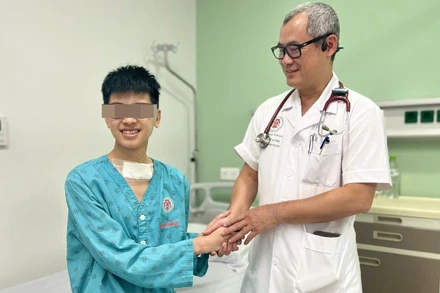 Đại tá, Tiến sĩ Ngô Vi Hải – Chủ nhiệm khoa Ngoại lồng ngực, Bệnh viện Trung ương Quân đội 108 chúc mừng bệnh nhân. 