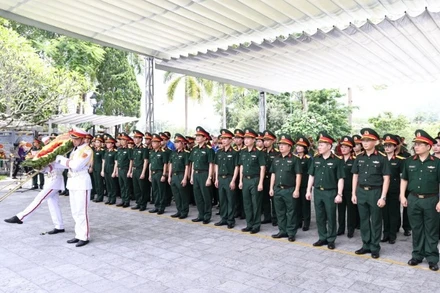 Hơn 50 cán bộ, thầy thuốc của Bệnh viện Trung ương Quân đội 108 cúi đầu kính cẩn tri ân các Anh hùng liệt sĩ.