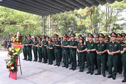 Đoàn cán bộ Bệnh viện Trung ương Quân đội 108 dâng hương tại Khu di tích Ngã ba Đồng Lộc, Nghĩa trang Liệt sĩ Đường 9, Thành cổ Quảng Trị...
