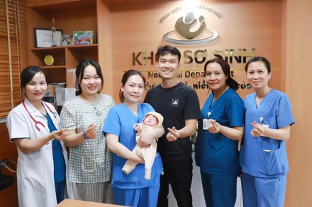 Gia đình sản phụ vui mừng đón con yêu sau hành trình dài theo dõi đặc biệt tại Khoa Hồi sức Sơ sinh.