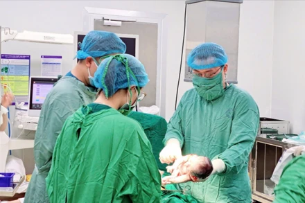 Bác sĩ phẫu thuật lấy thai cho sản phụ. 