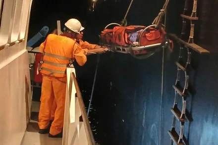 Nạn nhân bị bỏng nặng được đưa về bờ an toàn.