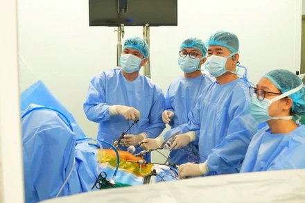 Ê-kíp tiến hành phẫu thuật nội soi hỗ trợ ghép gan cho người bệnh.