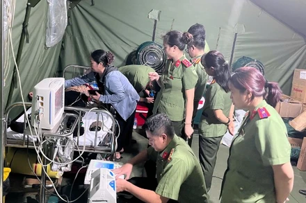 Cấp cứu người dân gặp sự cố sức khỏe khi xem Tổng duyệt A80. 