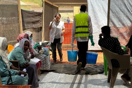 Các nhân viên y tế làm việc tại một trung tâm điều trị bệnh tả, ở Kosti, bang White Nile, Sudan. (Ảnh: Tân Hoa xã)