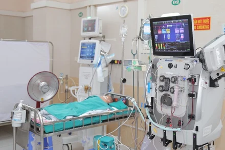 Bệnh nhi được lọc máu liên tục.