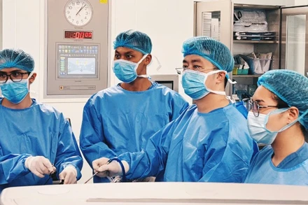 Tiến sĩ, bác sĩ Lê Trung Hiếu cùng ê-kíp thực hiện ca phẫu thuật.