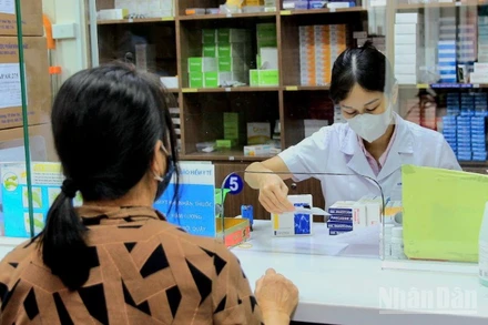 Cấp phát thuốc cho bệnh nhân.