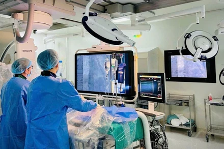 Các bác sĩ can thiệp cho người bệnh kịp thời.