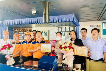 Đoàn công tác của Cục Hàng hải và Đường thủy Việt Nam trao tặng Giấy khen cho thuyền trưởng và thuyền viên tàu STARSHIP TAURUS.