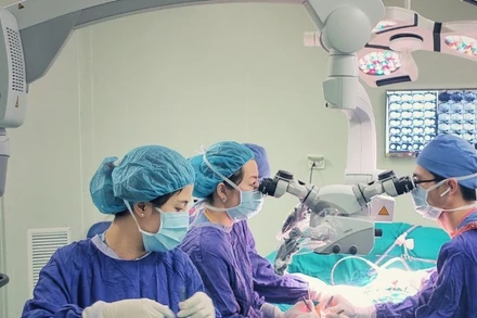 Can thiệp phẫu thuật cho người bệnh. 