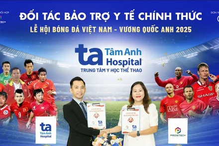 Các huyền thoại bóng được chăm sóc sức khỏe chuyên sâu trong suốt thời gian đá giao hữu tại Việt Nam. 
