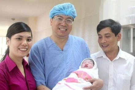 Em bé đầu tiên chào đời nhờ mang thai hộ tại Bệnh viện Trung ương Huế. (Ảnh: Bệnh viện cung cấp)