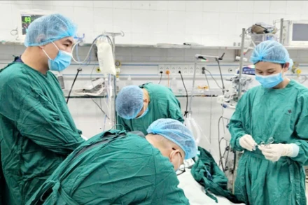 Các bác sĩ can thiệp kịp thời cứu bệnh nhân. 