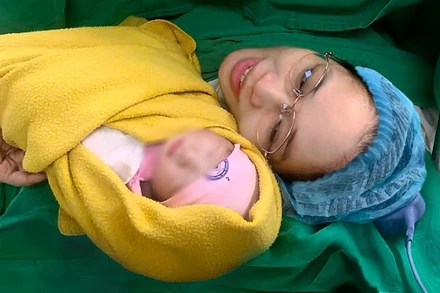 Sản phụ hạnh phúc chào đón con gái thứ 2 được chào đời từ phôi trữ đông lạnh hơn 10 năm. 