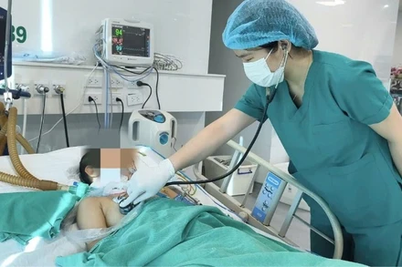 Gia đình đã xin đưa bệnh nhi về nhà chăm sóc. 