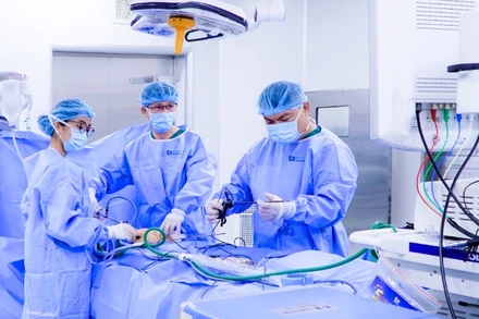 Thạc sĩ, bác sĩ chuyên khoa I Huỳnh Bá Tấn phẫu thuật cho bệnh nhân.