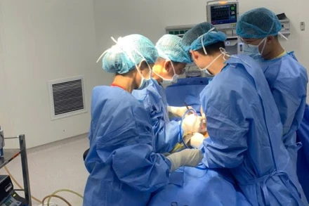 Phẫu thuật sỏi mật cho người bệnh.