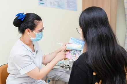 Tư vấn cho các bạn nữ trẻ về việc tiêm vaccine phòng ung thư cổ tử cung. 