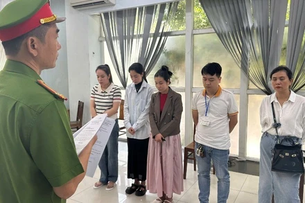 Cơ quan cảnh sát điều tra Công an thành phố Đà Nẵng tống đạt các quyết định khởi tố vụ án, khởi tố bị can nhóm "bác sĩ giả" Phòng khám đa khoa quốc tế Đà Nẵng. (Ảnh: Công an cung cấp)