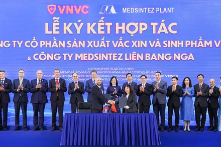 Ông Konstantin Gorodnitsky Trưởng Văn phòng Đại diện Công ty Medsintez tại Việt Nam và bà Trần Thị Hồng Thủy, Giám đốc Nhà máy Vaccine và Sinh phẩm VNVC ký kết hợp tác dưới sự chứng kiến của Bộ trưởng Bộ Y tế Liên bang Nga Mikhail Murashko và Bộ trưởng Bộ Y tế Việt Nam Đào Hồng Lan. (Ảnh: PHẠM GIANG)