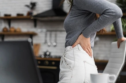 Đi bộ sẽ giúp giảm đau lưng, đau cột sống do ngồi nhiều. (Ảnh minh họa)