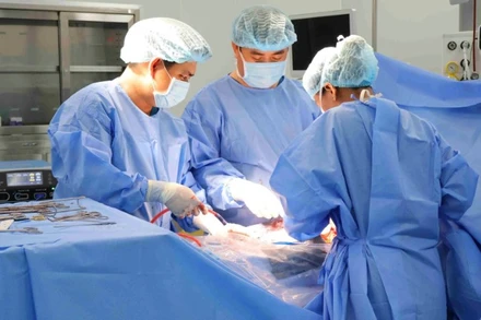 Ê-kíp bác sĩ Vinmec đã tiến hành phẫu thuật cấp cứu trong phòng mổ vô khuẩn một chiều với đầy đủ hệ thống gây mê hồi sức hiện đại.