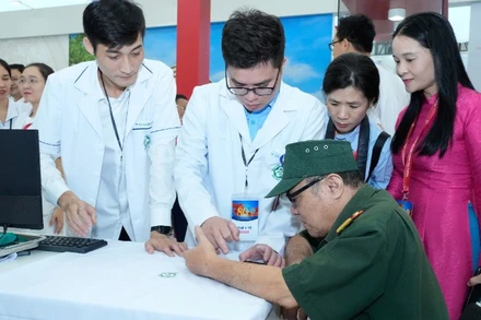 Khám bệnh miễn phí cho các cựu chiến binh. 