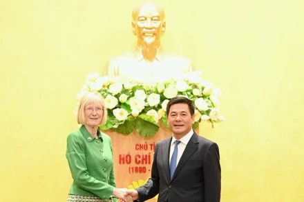 Bộ trưởng Công thương Nguyễn Hồng Diên và bà Gillian Bird, tân Đại sứ Australia.