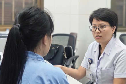 Thạc sĩ, bác sĩ nội trú Nguyễn Thị Hoa, Phó Trưởng phòng Tâm lý Lâm sàng, Viện Sức khỏe Tâm thần tư vấn cho người bệnh.