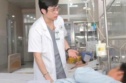 Bác sĩ thăm khám cho bệnh nhân. (Ảnh: BVCC)