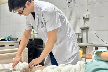 Bác sĩ khám lại cho bệnh nhân H.T.P. ở Hải Phòng không may bị một tấm tôn lớn cứa vào chân.