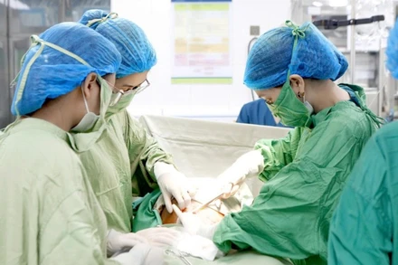 Bác sĩ phẫu thuật lấy thai. 