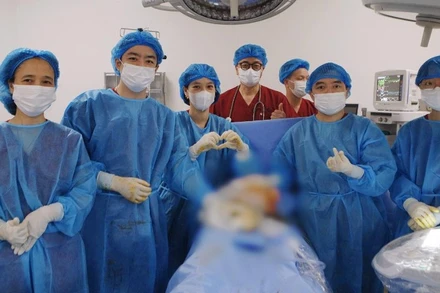 Các bác sĩ Bệnh viện Phụ sản Hà Nội thực hiện kỹ thuật đặt ống dẫn lưu màng phổi, can thiệp bào thai thành công.