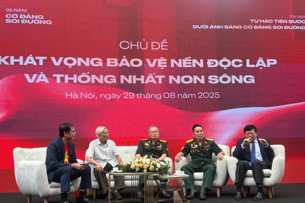 Các khách mời tham dự tọa đàm chia sẻ về "Khát vọng Bảo vệ nền độc lập và thống nhất non sông".