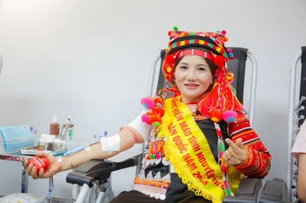 Chị Lỳ Nhù Pa (dân tộc Hà Nhì) được tôn vinh là 100 người hiến máu tiêu biểu năm 2025. 
