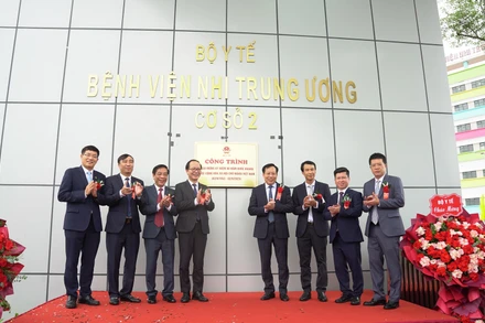 Lãnh đạo Bộ Y tế và Ban Giám đốc bệnh viện chúc mừng khán thành cơ sở 2 Bệnh viện Nhi Trung ương. 