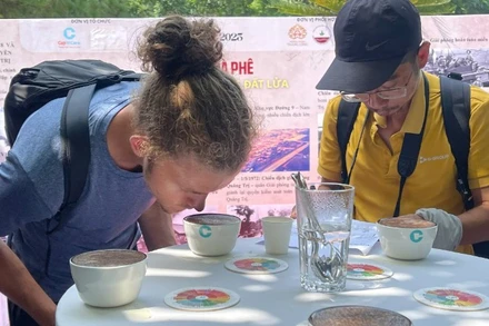 Du khách thưởng thức cà-phê của Khe Sanh, Quảng Trị. 