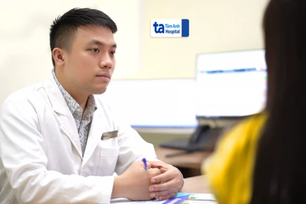 Thạc sĩ, bác sĩ Phạm Văn Dương khám cho người bệnh. 