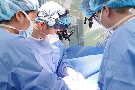 Phó Giáo sư, Tiến sĩ Nguyễn Lý Thịnh Trường và ê-kíp tiến hành phẫu thuật cho bệnh nhi.