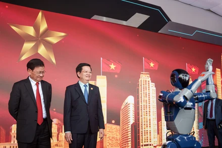 Các nhà lãnh đạo đã cùng bước lên sân khấu giao lưu trực tiếp với robot hình người do Công ty Cổ phần VinMotion phát triển.