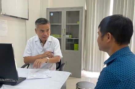 Tiến sĩ, bác sĩ Trần Huy Thọ, Phó Giám đốc Thường trực Bệnh viện Đặng Văn Ngữ, Viện Sốt rét-Ký sinh trùng-Côn trùng Trung ương tư vấn cho người bệnh đến khám bệnh lý ký sinh trùng. (Ảnh: THIÊN LAM)