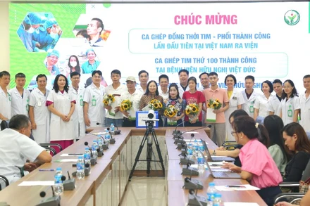 Lãnh đạo Bệnh viện Hữu nghị Việt Đức chúc mừng người bệnh ra viện. 