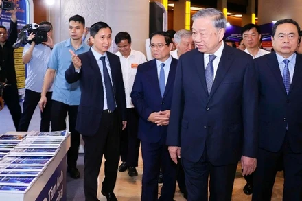 Ông Ngô Chí Dũng, Chủ tịch Hội đồng Quản trị Hệ thống Bệnh viện đa khoa Tâm Anh, Vaccine VNVC giới thiệu với Tổng Bí thư Tô Lâm và các lãnh đạo cấp cao của Đảng, Nhà nước về khu vực trưng bày của Hệ sinh thái Tâm Anh VNVC tại triển lãm. (Ảnh: NHẬT BẮC)