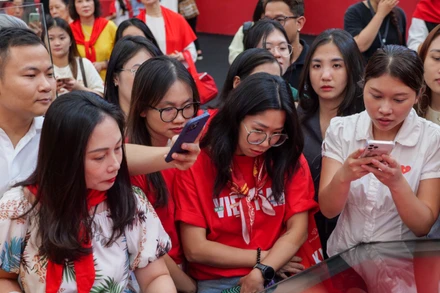 Giới trẻ tự hào và xúc động trước hành trình 95 năm Cờ Đảng soi đường